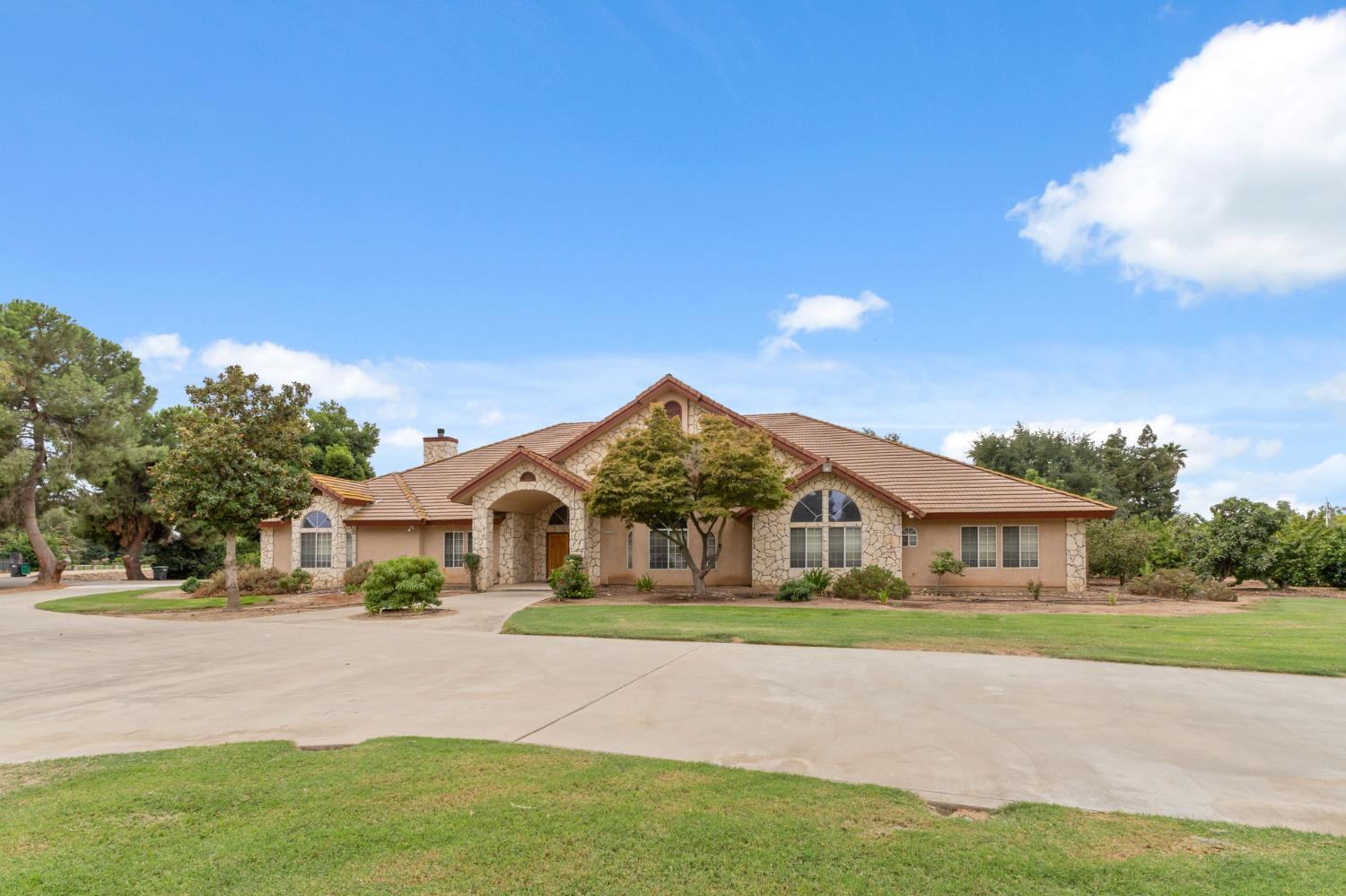 7357 E Dennett Ave, Fresno, CA 93737