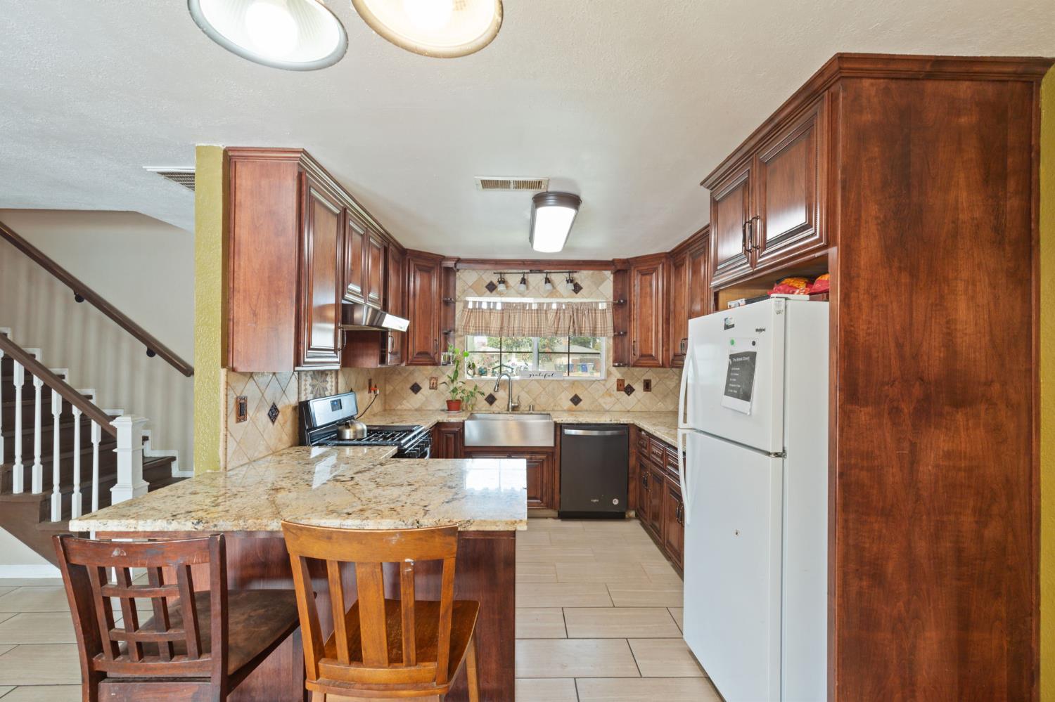 2704 Willow Dr, Madera, CA 93637