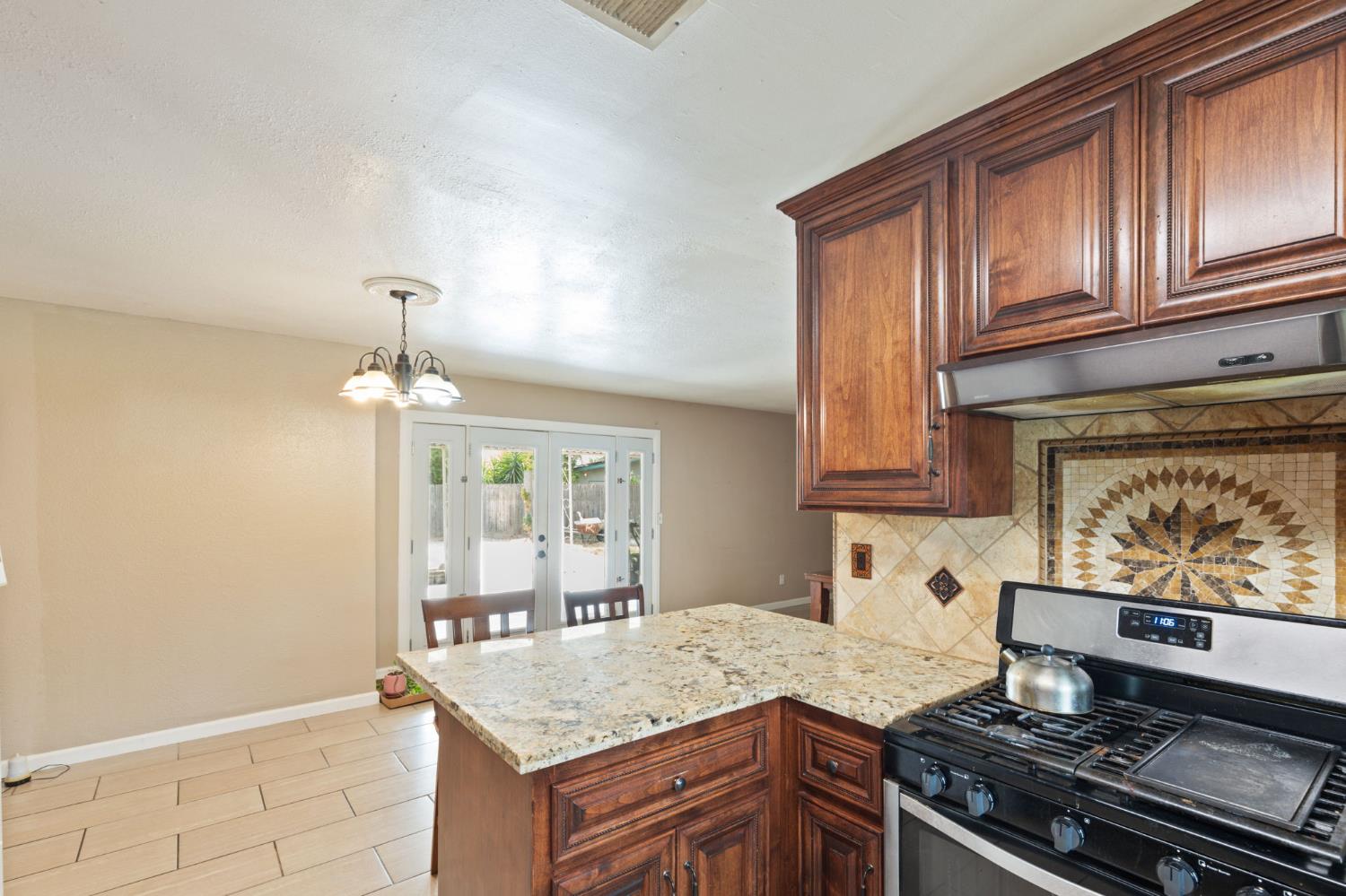 2704 Willow Dr, Madera, CA 93637