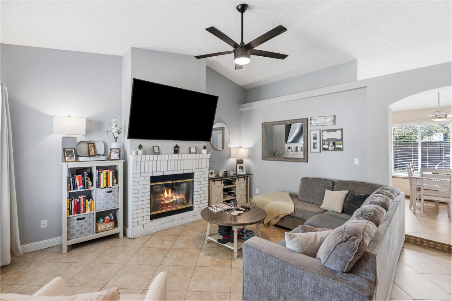 809 Wildwood Dr, Lemoore, CA 93245