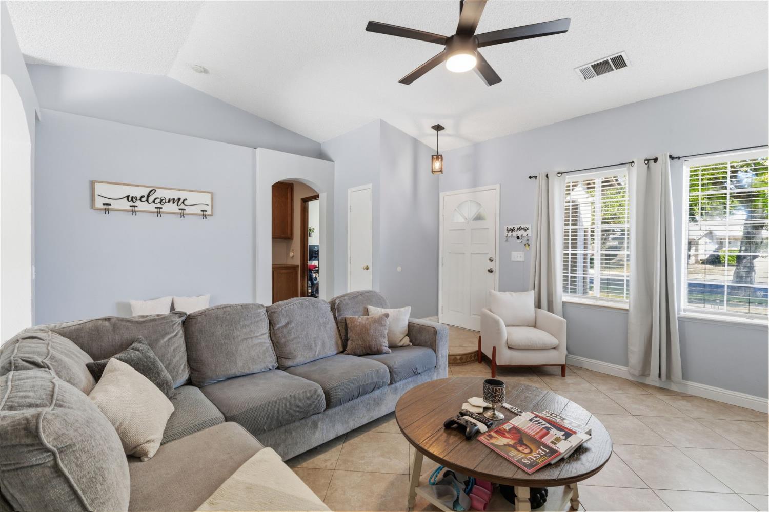 809 Wildwood Dr, Lemoore, CA 93245