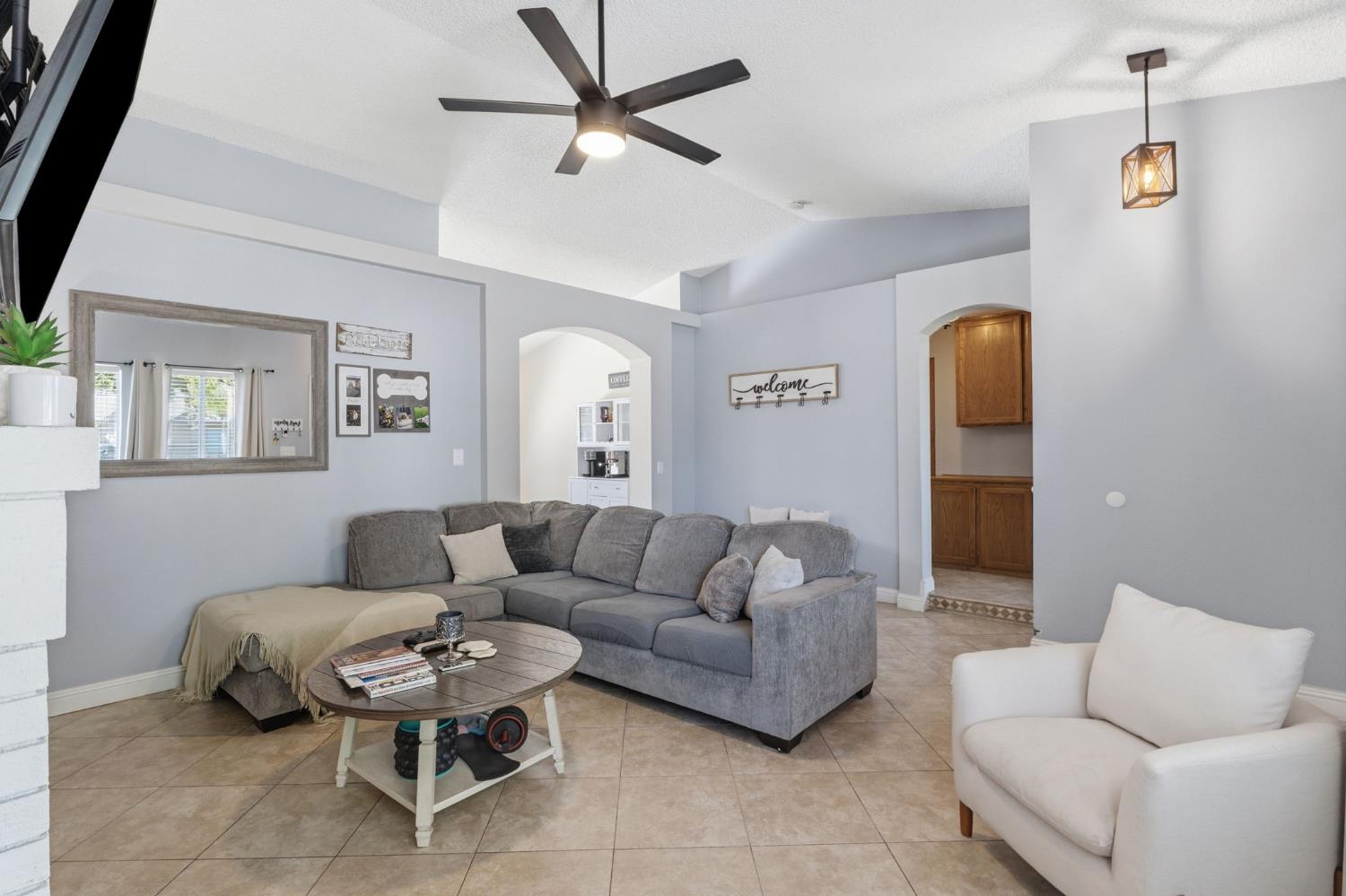 809 Wildwood Dr, Lemoore, CA 93245