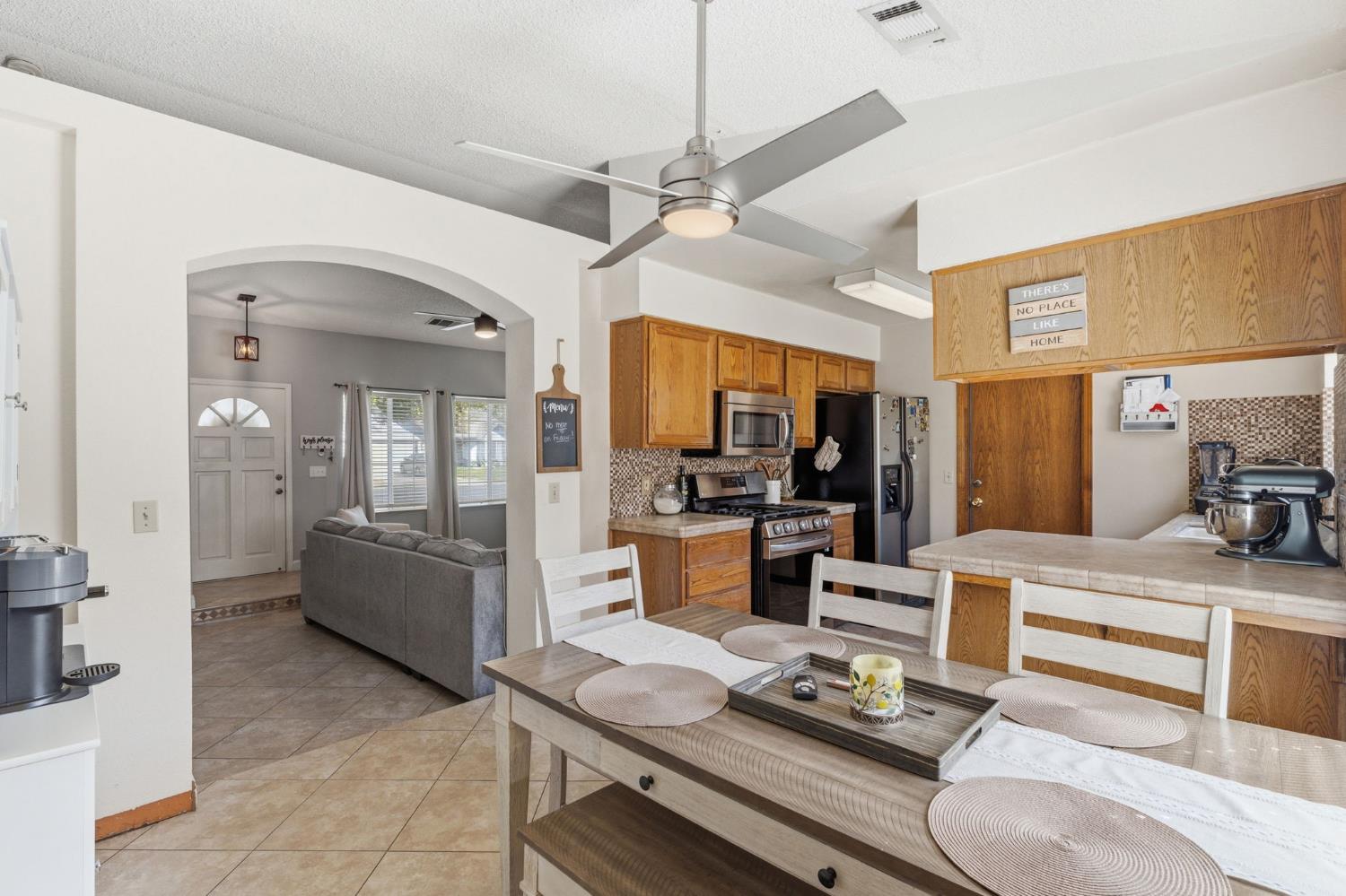 809 Wildwood Dr, Lemoore, CA 93245