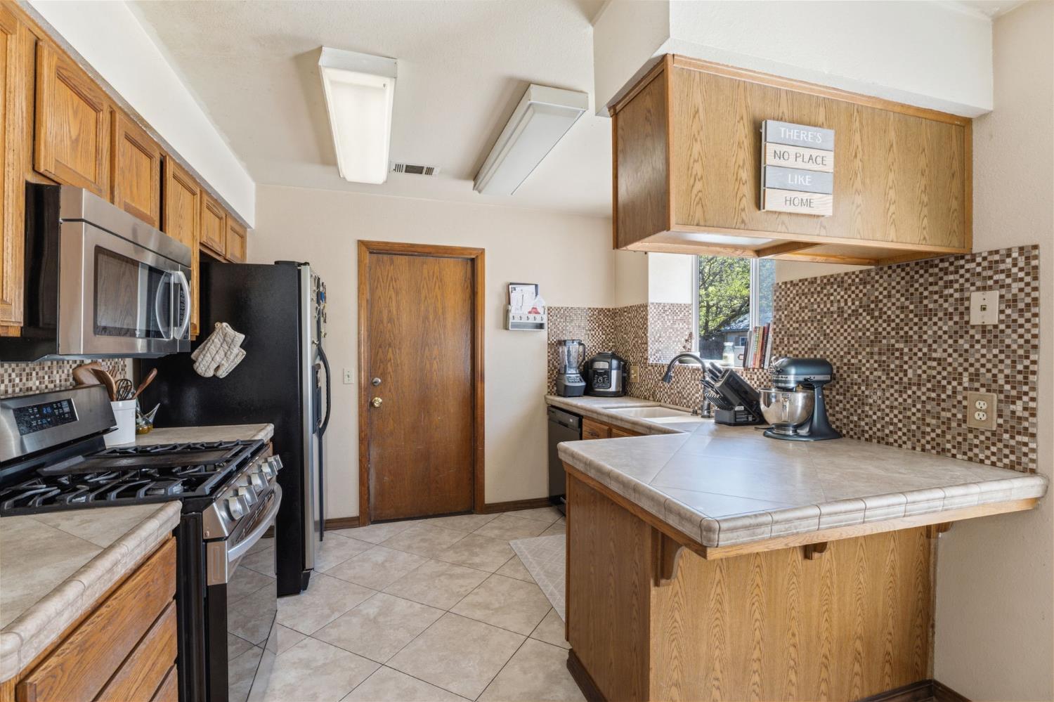 809 Wildwood Dr, Lemoore, CA 93245