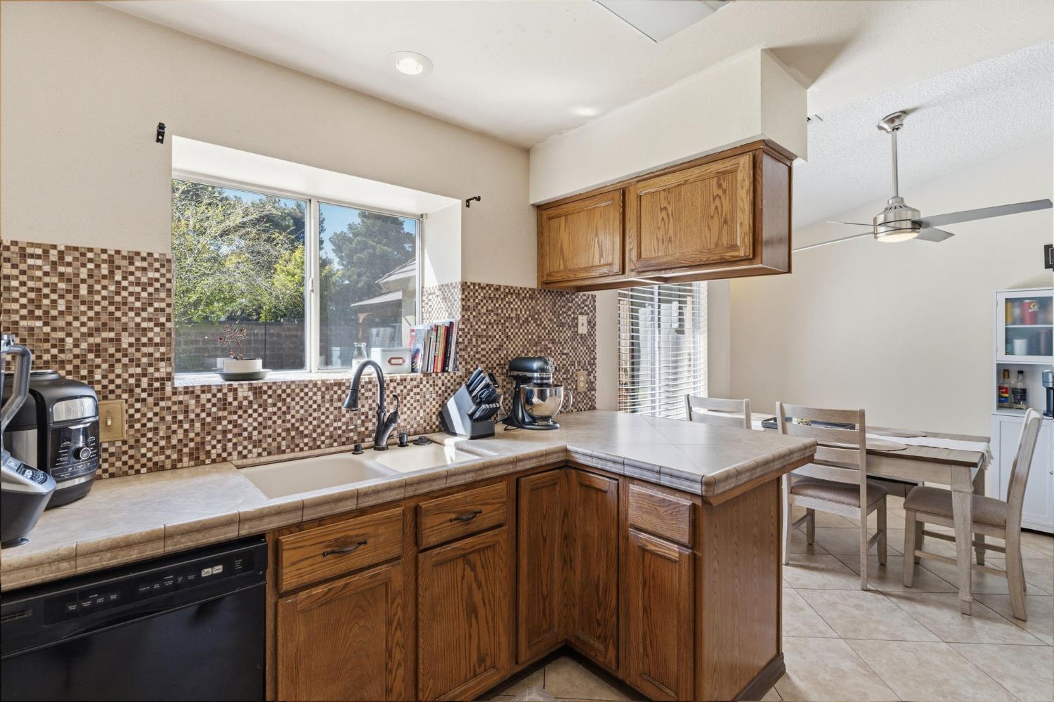 809 Wildwood Dr, Lemoore, CA 93245