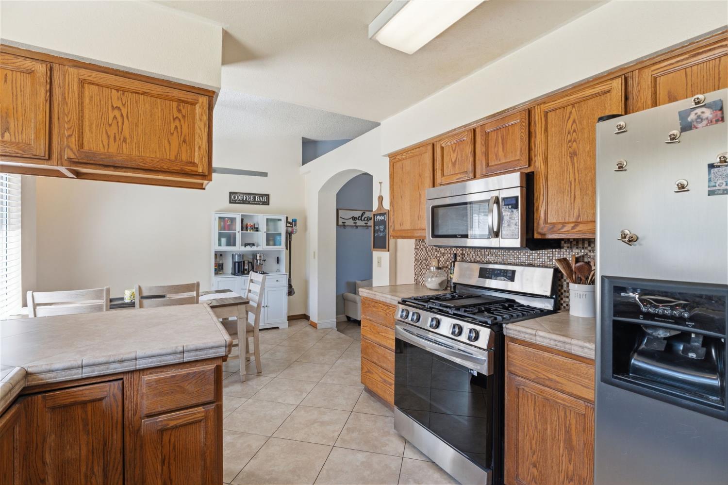 809 Wildwood Dr, Lemoore, CA 93245