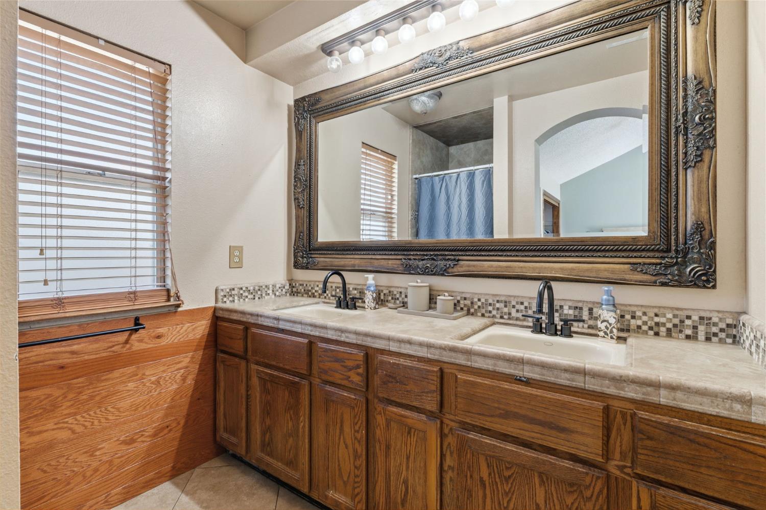 809 Wildwood Dr, Lemoore, CA 93245