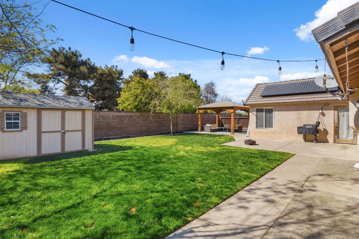 809 Wildwood Dr, Lemoore, CA 93245