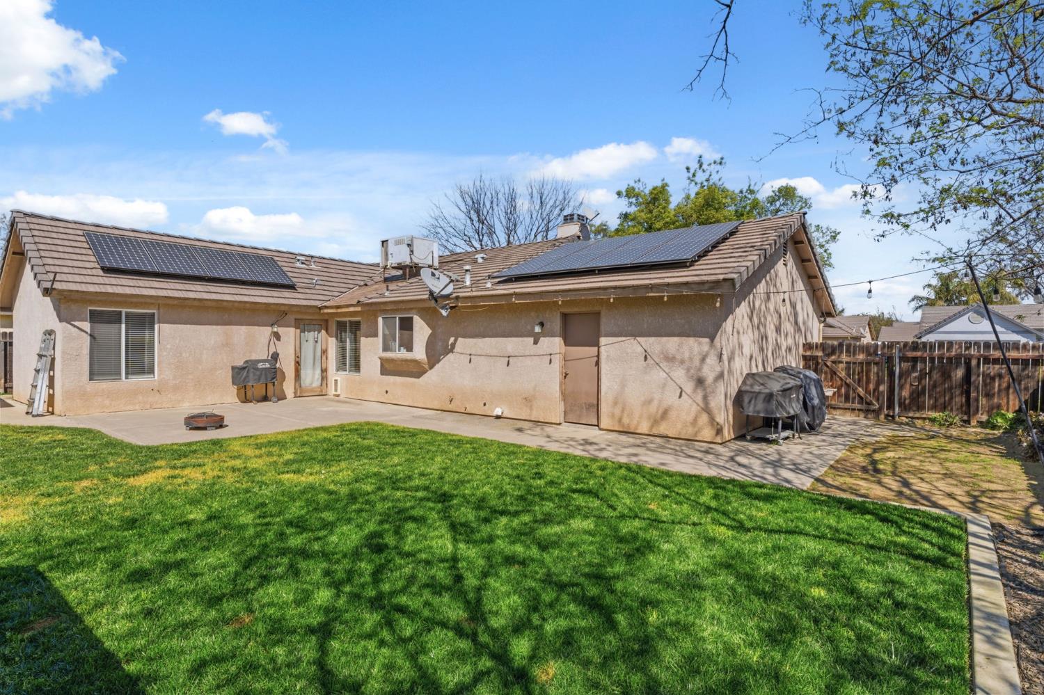 809 Wildwood Dr, Lemoore, CA 93245