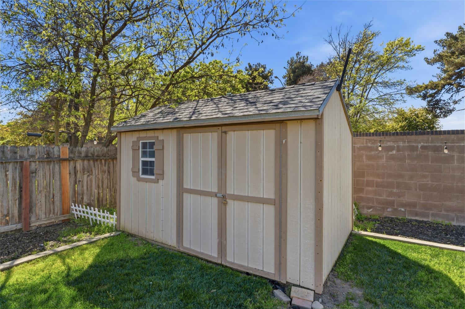 809 Wildwood Dr, Lemoore, CA 93245