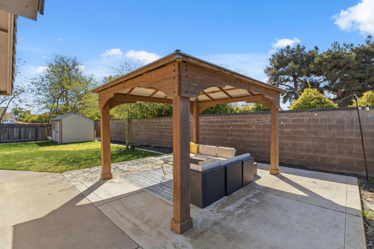 809 Wildwood Dr, Lemoore, CA 93245