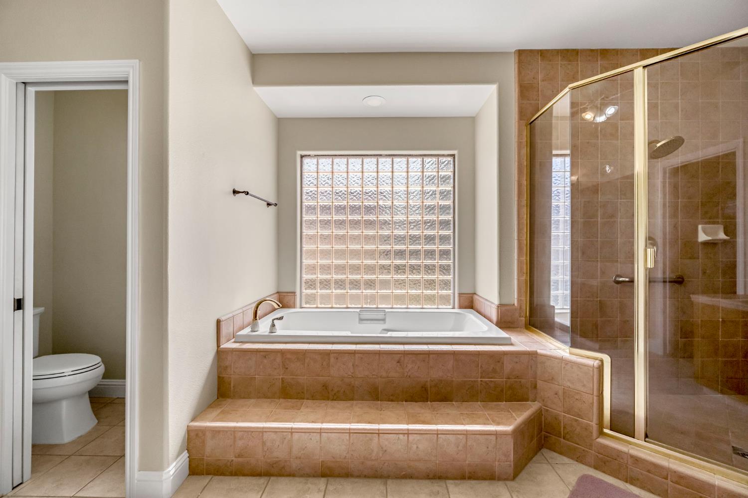 26041 Wayside Dr, Madera, CA 93638