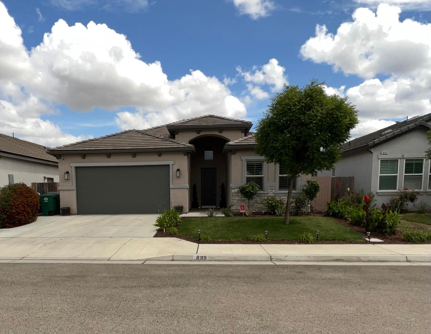 889 Coloma Pl