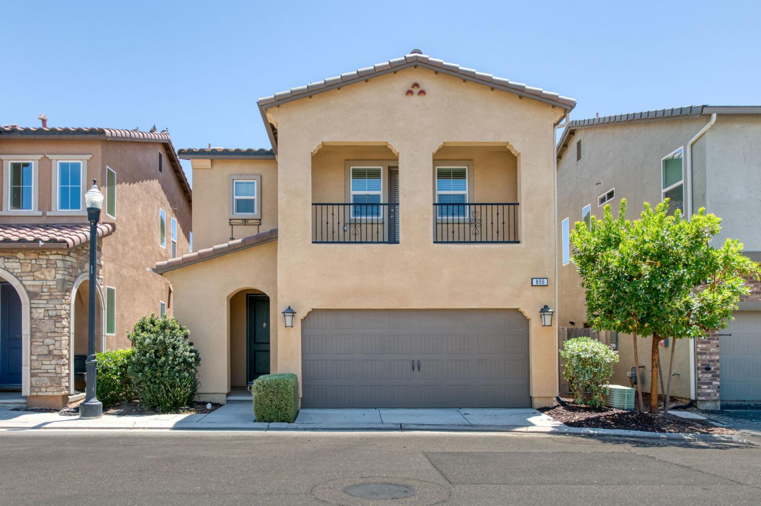 896 Lassen Ln W