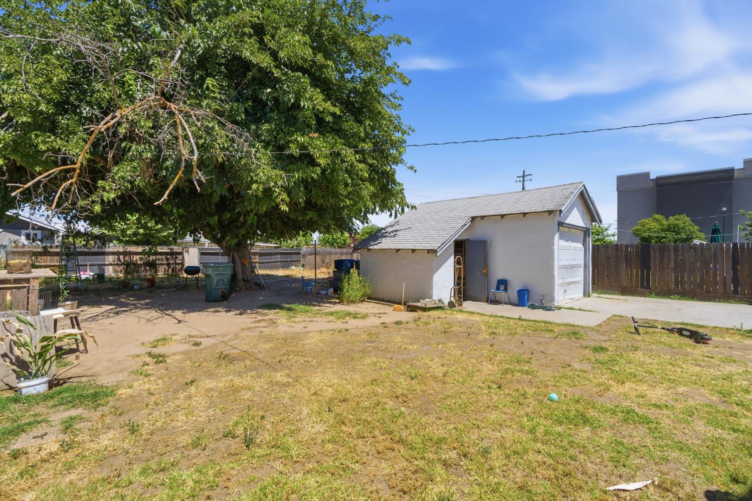 405 N G St, Madera, CA 93637